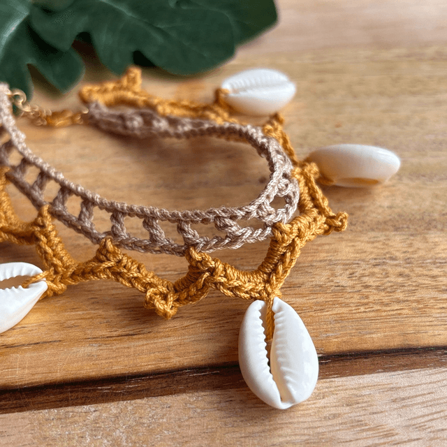 Bracelet de cheville crocheté - Coton beige/ moutarde & coquillages 