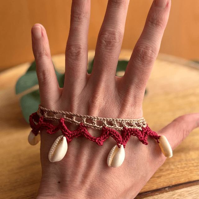 Bracelet de cheville crocheté - Bordeaux/beige & coquillages 