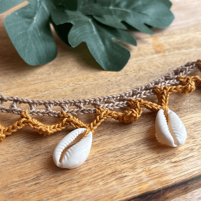 Bracelet de cheville crocheté - Coton beige/ moutarde & coquillages 